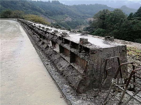 橋梁防撞墻模板