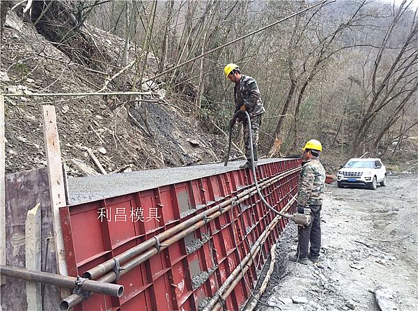 現(xiàn)澆防撞護欄模板_作用與介紹